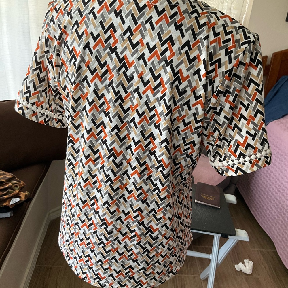 Fifty Street Geometric Pattern Top - Picture 2 of 6